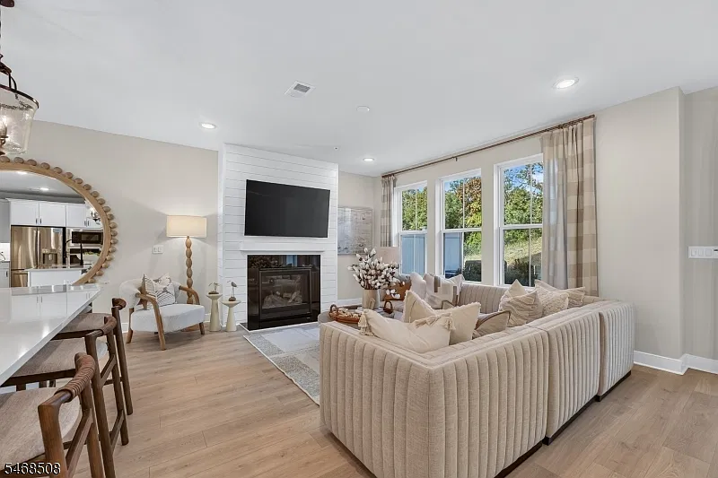 2 bed, 2.5 bath, 1632 sqft, $4,200 — Photo 3