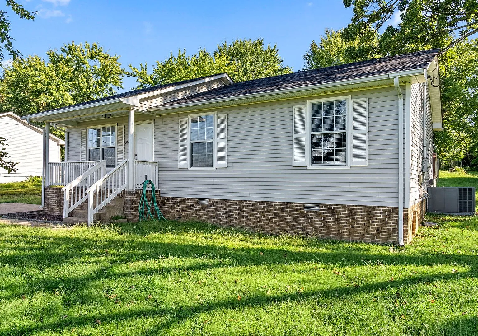 Conveniently Located 3 Bedroom House — Photo 3