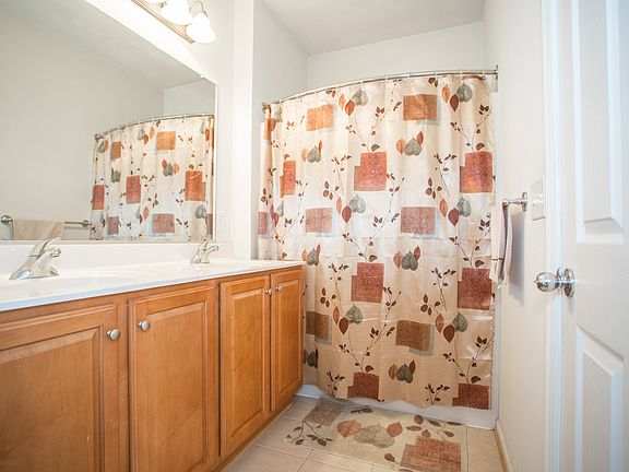4th image of 1006 Christiana Cir