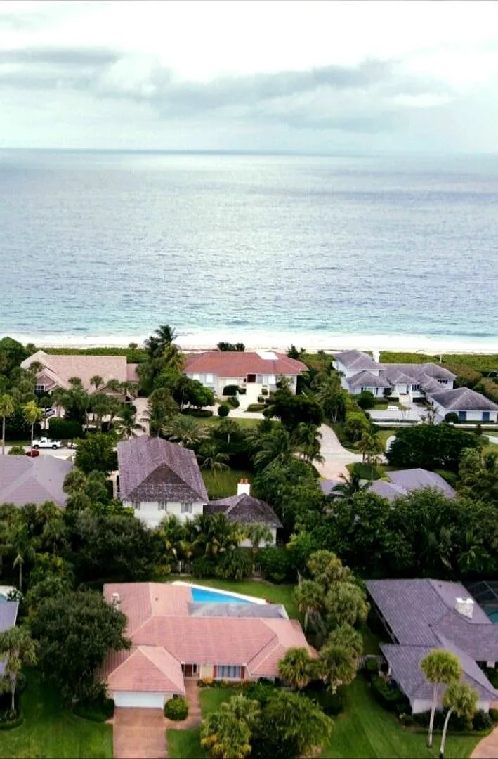 Seasonal Rental Steps from the ocean! — Photo 2