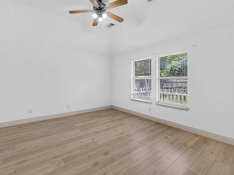 5709 Main St — Photo 9