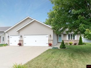516 Grayhawk Dr, Mankato, MN 56001