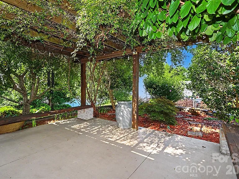 14802 Bergerac Ct — Photo 32
