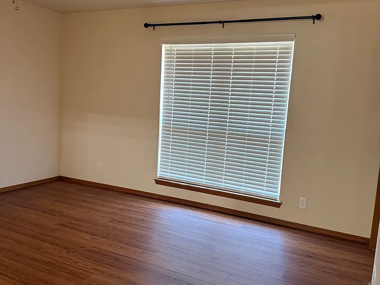 2508 Windsor Rd — Photo 10