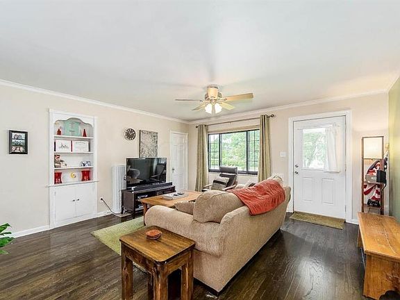 4th image of 858 Northwest Blvd
