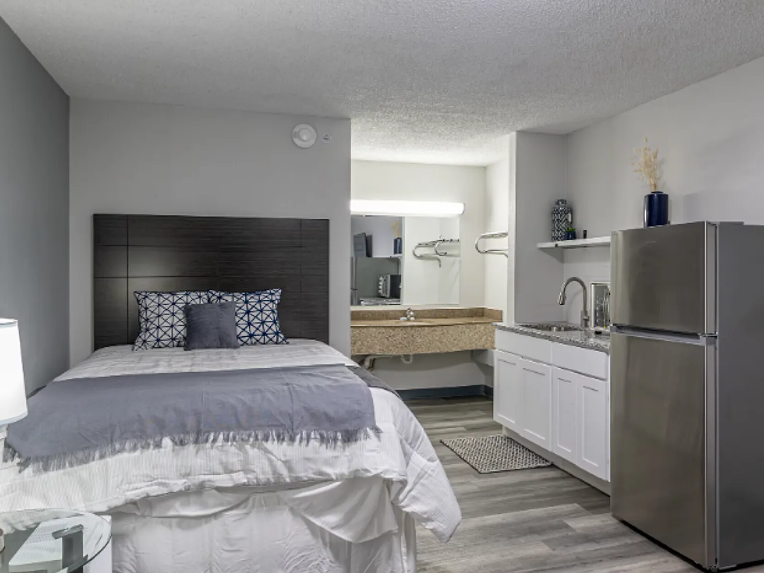 1 bed 1 bath All Bills Paid — Photo 3