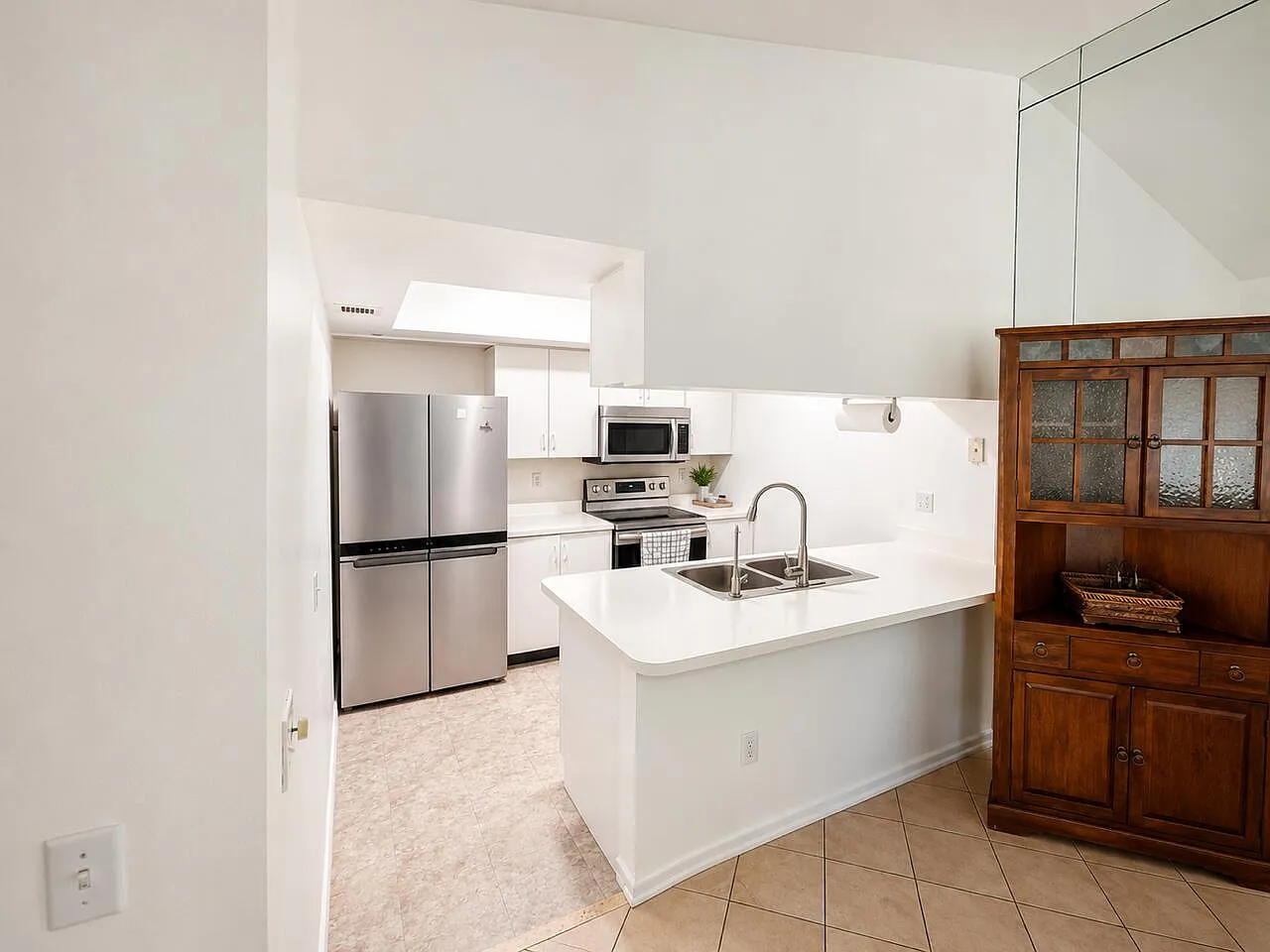 2 bed, 2.0 bath, 768 sqft, $1,950 — Photo 2