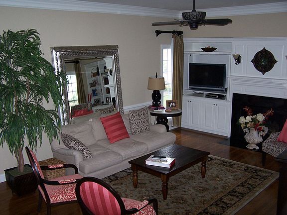 Living Room w/Gas Logs