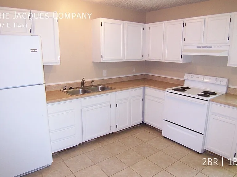 107 E Hart St — Photo 7