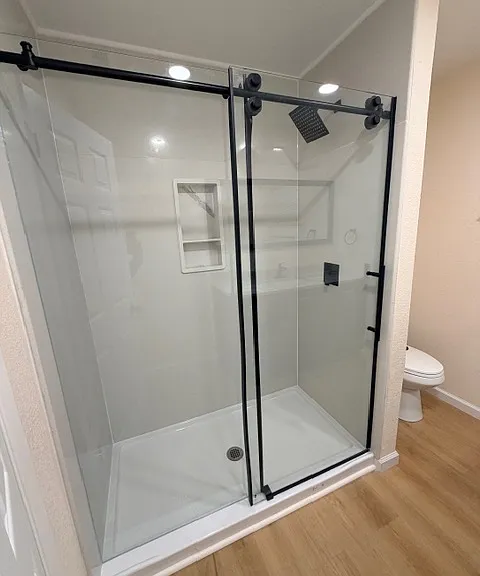 LARGE MODERN SHOWER