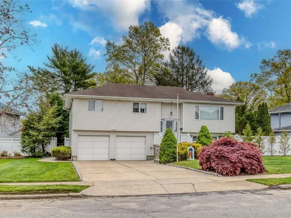 25 Lois Lane, Old Bethpage, NY 11804