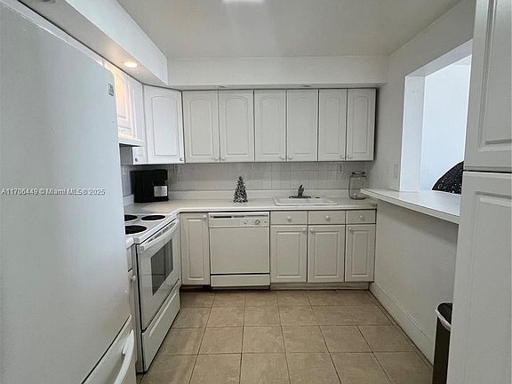 3rd image of 6900 Bay Dr #J8