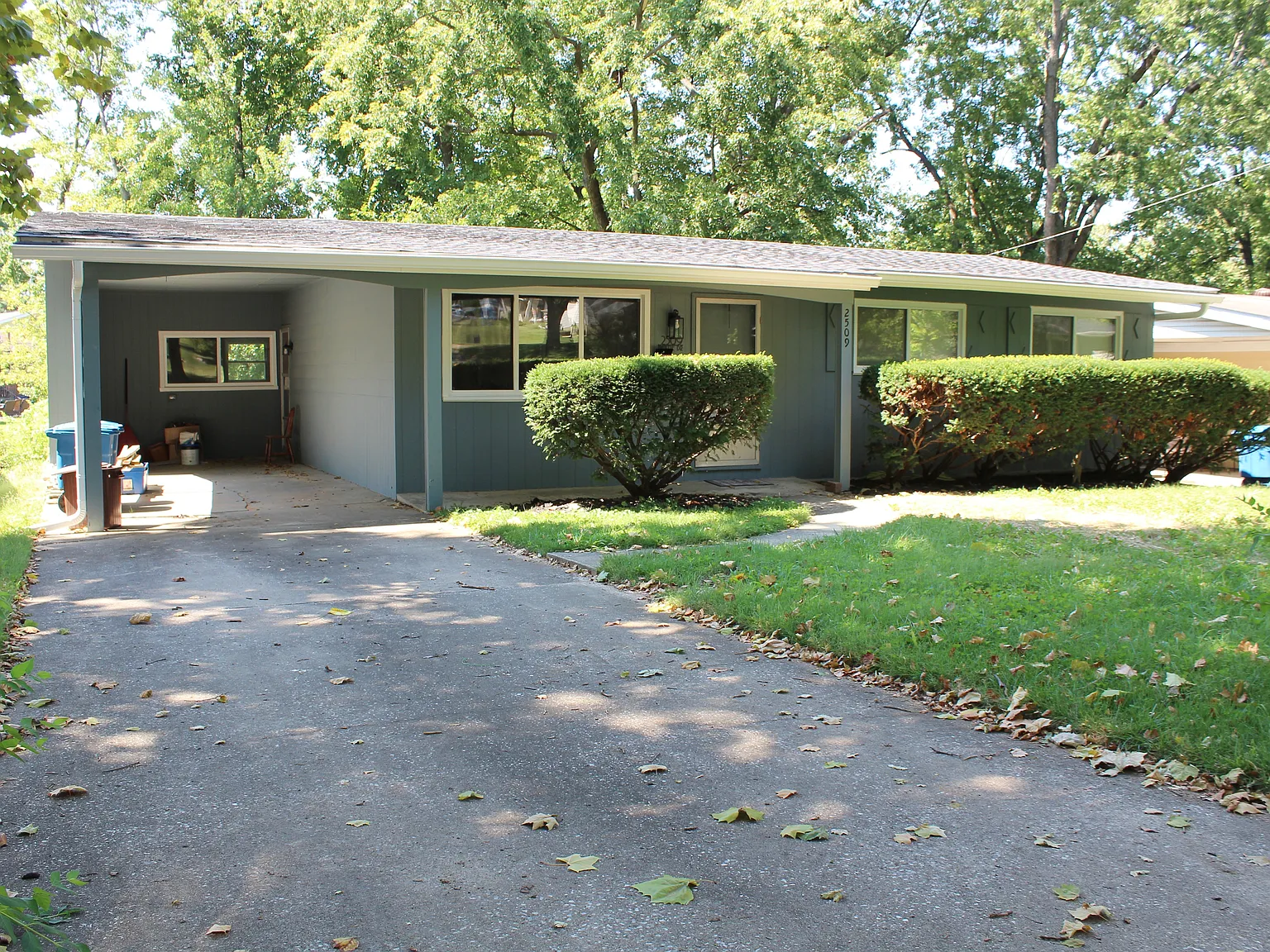 3 bed, 1.5 bath, 1324 sqft, $2,100 — Photo 2