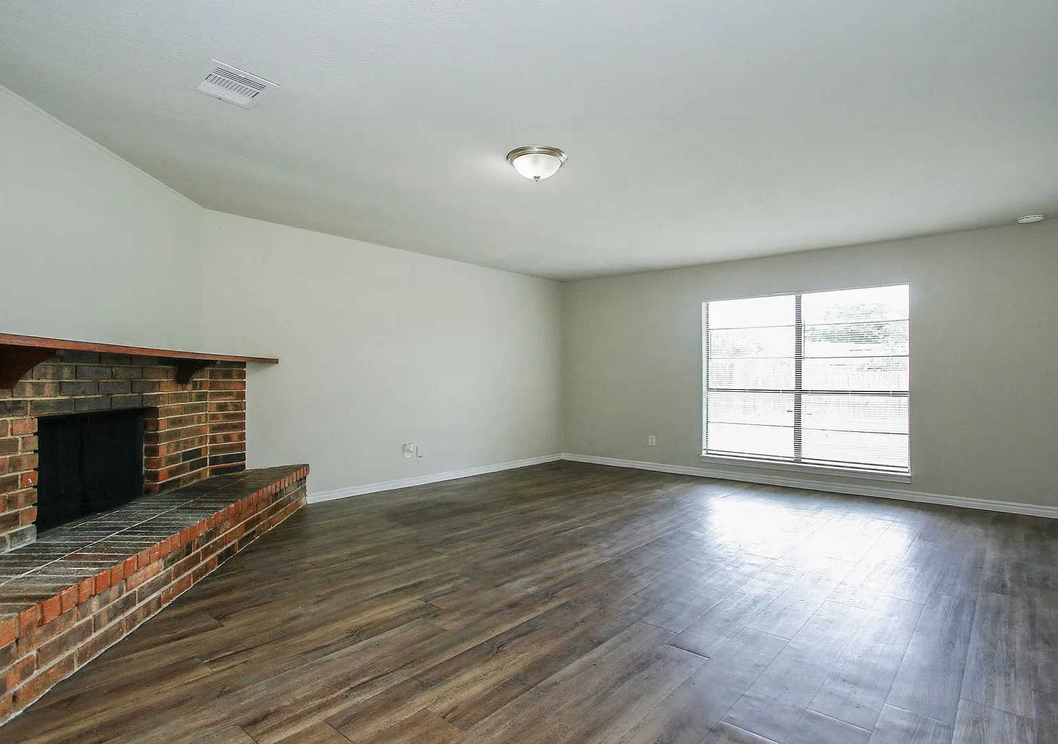 Perfect Size Single-Family Home in Hockley! — Photo 3
