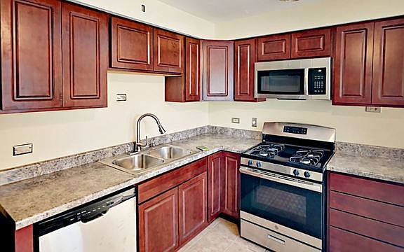 3rd image of 927 W Terrace Dr