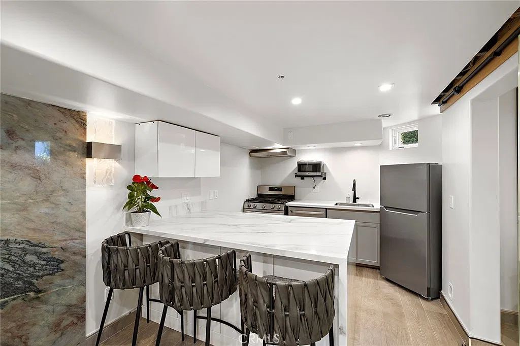 Studio, 275 sqft, $2,500 — Photo 1