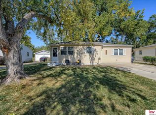 6102 Buckingham Ave, Omaha, NE 68117