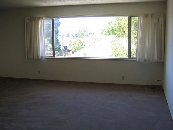 5th image of 2819 Derby St APT 201