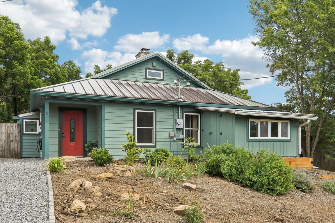 Briarwood Dr-S0107-005.jpg