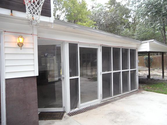 screened in room