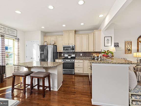 3rd image of 215 Freesia Ln
