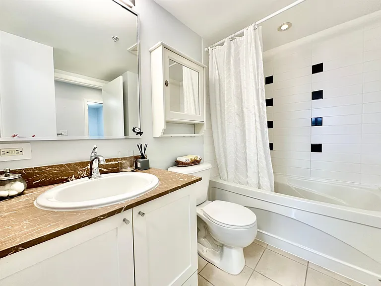 933 Hornby St #608 — Photo 24