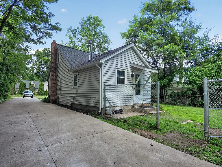 388 E South Blvd — Photo 20