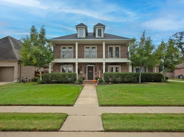204 Arrowhead Dr, Lake Jackson, TX 77566
