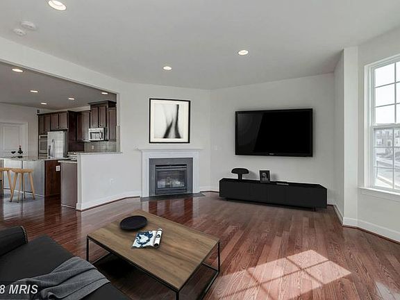 Living Room (2 of 3)