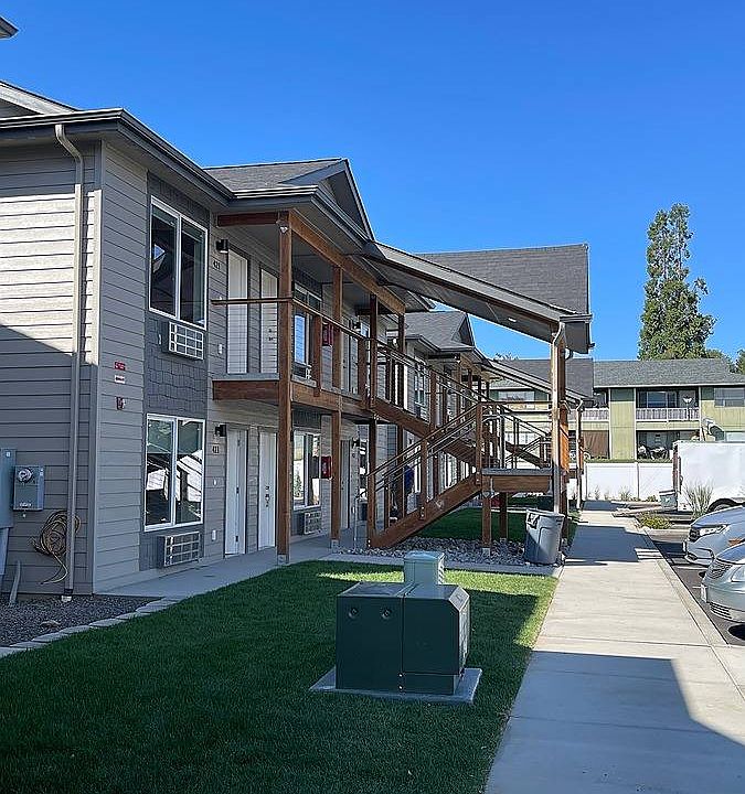 1st image of 411 6th St NE