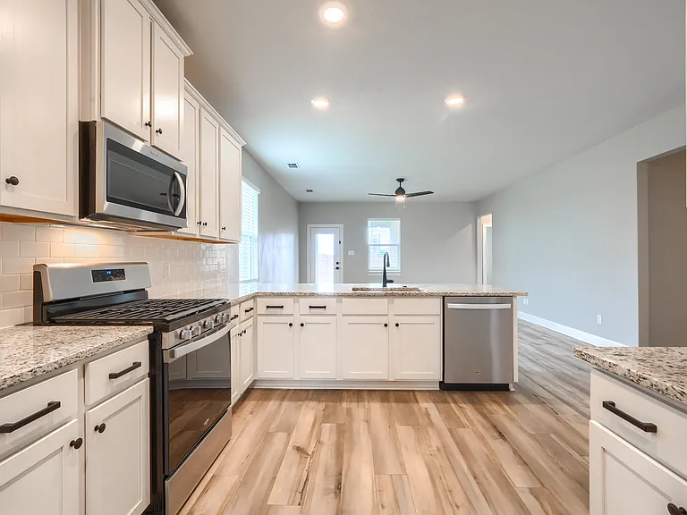 909 Emerson Dr — Photo 6