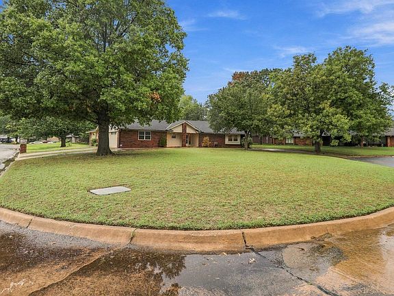 3rd image of 1302 Shady Oaks Pl