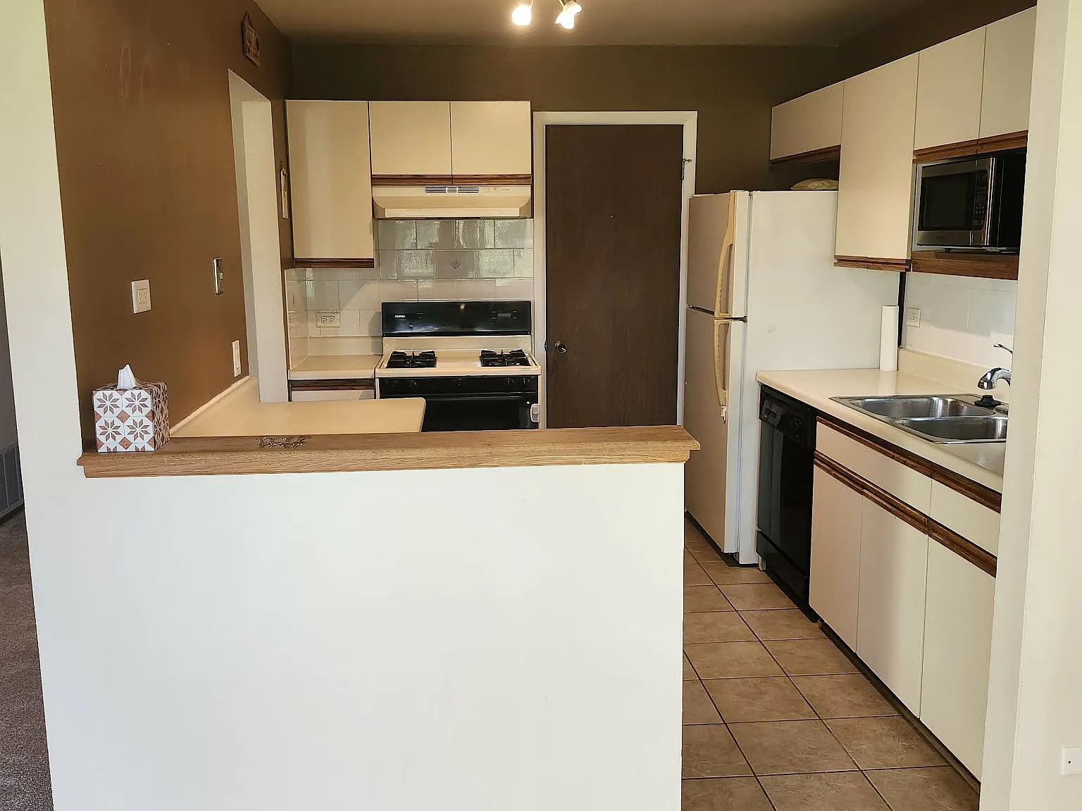 2 bed, 1100 sqft, $2,100 — Photo 3