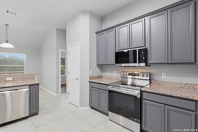 3 bed, 2.0 bath, 1771 sqft, $2,400 — Photo 2