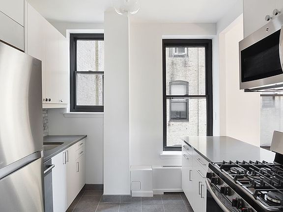 3rd image of 104 W 70th St APT 9C