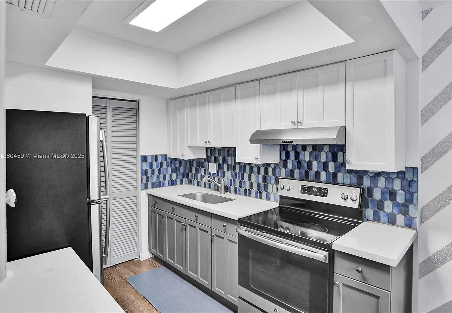 2 bed, 1012 sqft, $1,850 — Photo 2