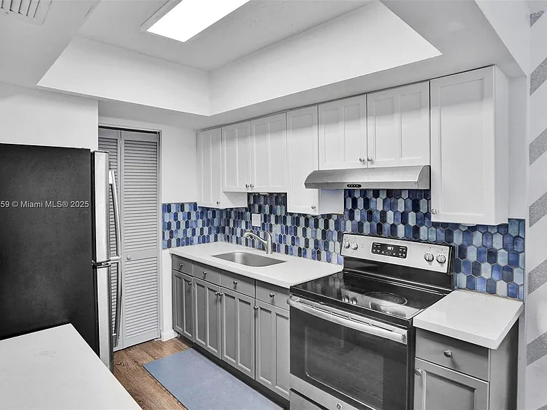 4218 Inverrary Blvd — Photo 2
