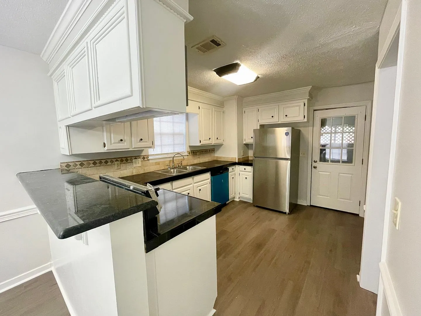Charming 3 Bedroom Home in Brandon 047 Great Location- Recently Renovated! — Photo 4