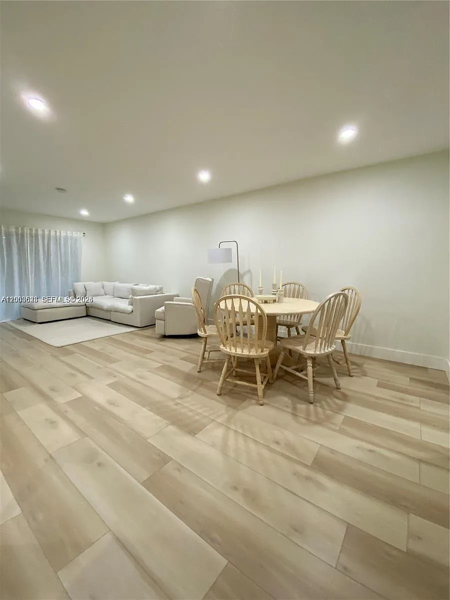 Building Photo - 1200 Tallwood Ave #302