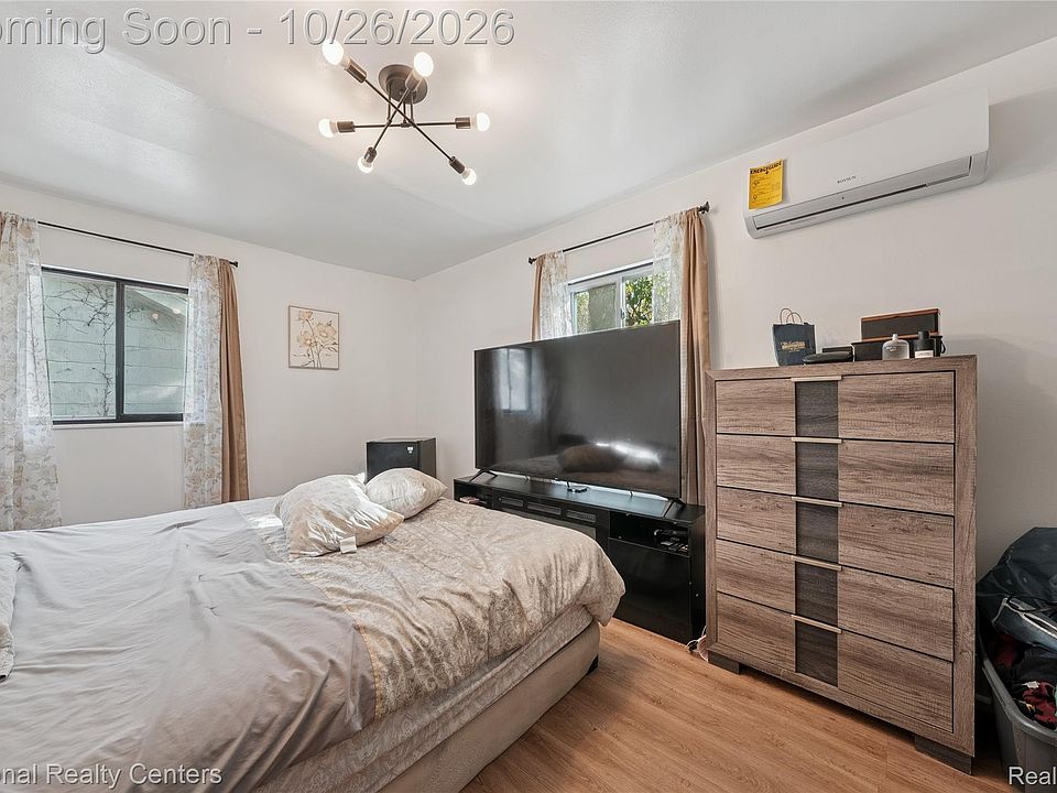 966 E Greendale, photo 22