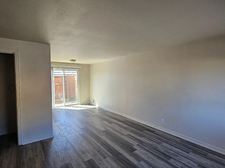 955 NE Elm St #3 — Photo 7