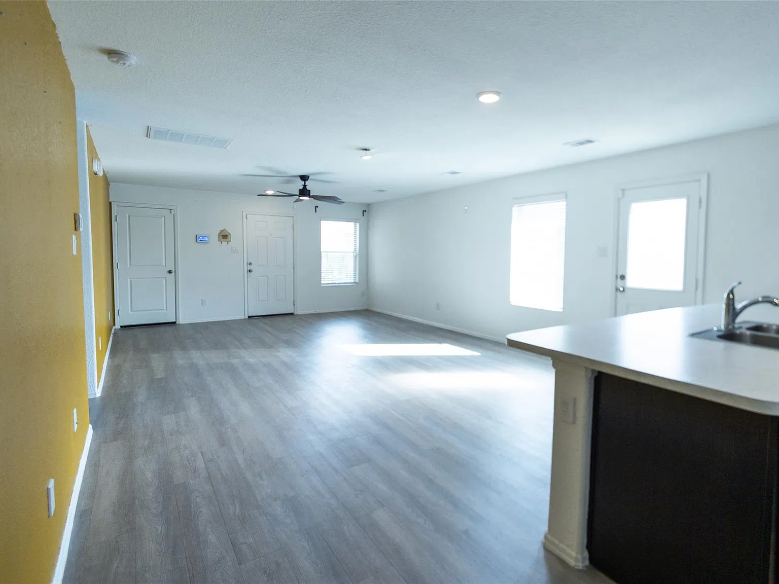 3 bed, 2.0 bath, 1380 sqft, $2,000 — Photo 4