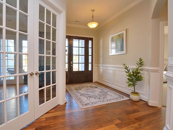 2nd image of 2271 St James Drive SE