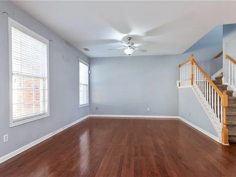 1126 Treymont Ln — Photo 3