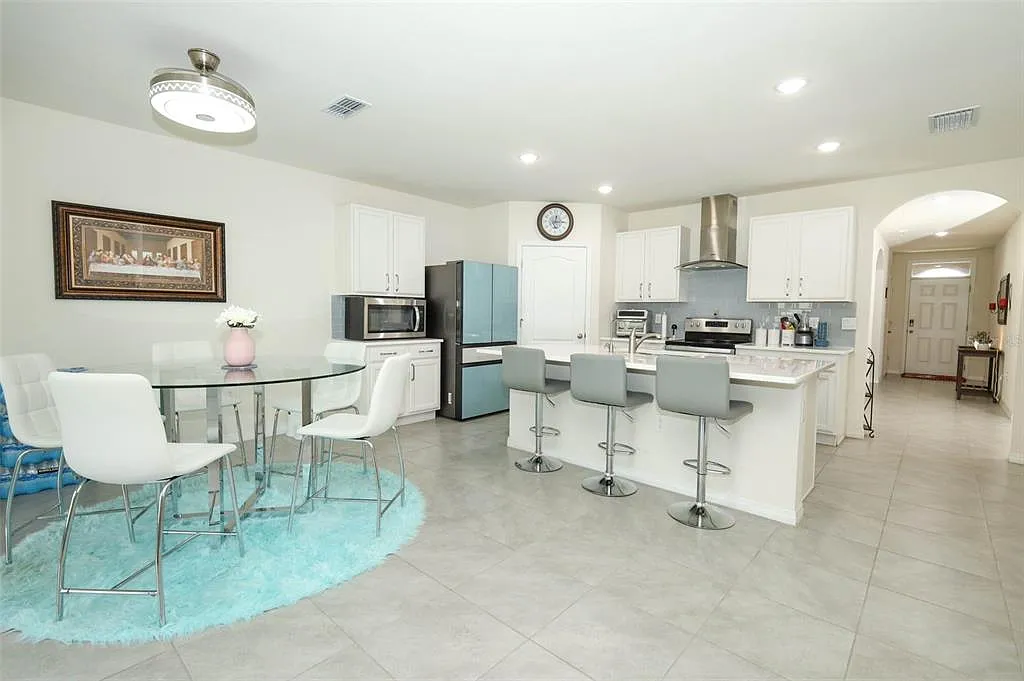 4 bed, 2.0 bath, 1811 sqft, $2,800 — Photo 4