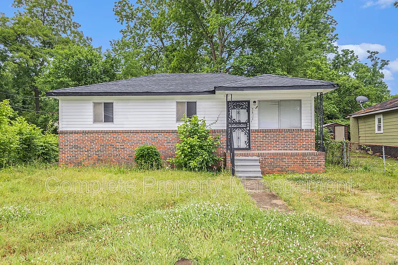 3 bed, 1.5 bath, 2026 sqft, $1,400 — Photo 1