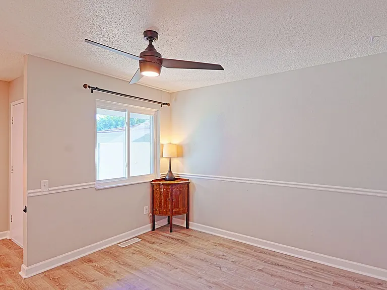 975 Barbizon Dr — Photo 7