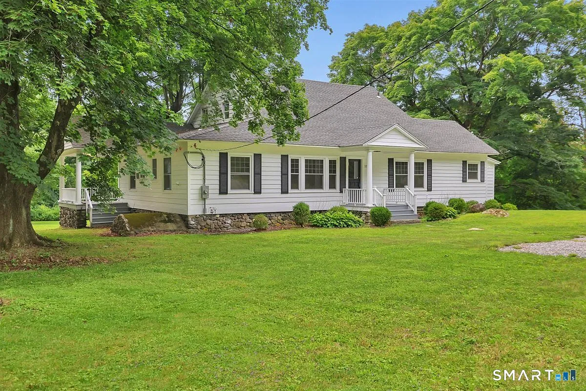 4 bed, 2.5 bath, 2501 sqft, $4,200 — Photo 3