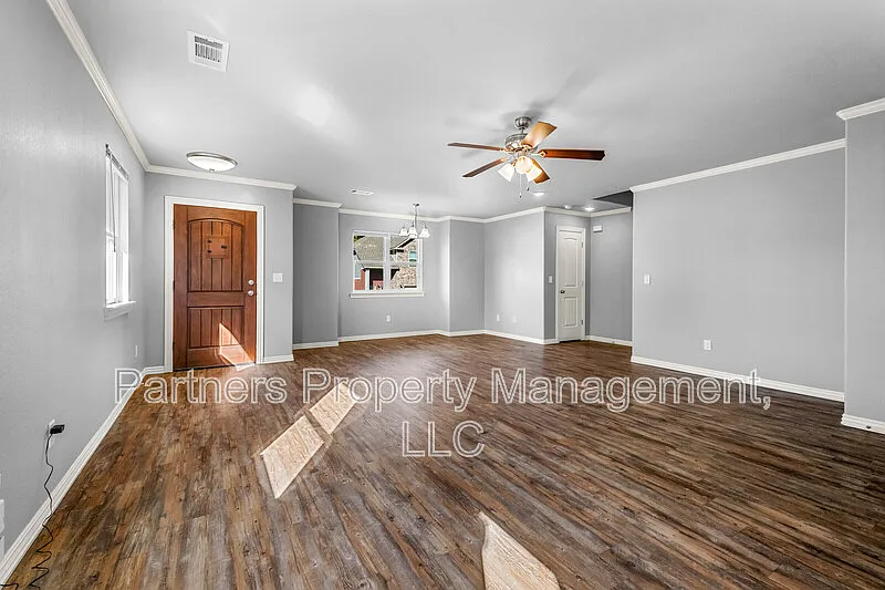 3 bed, 2.5 bath, 1703 sqft, $1,595 — Photo 3
