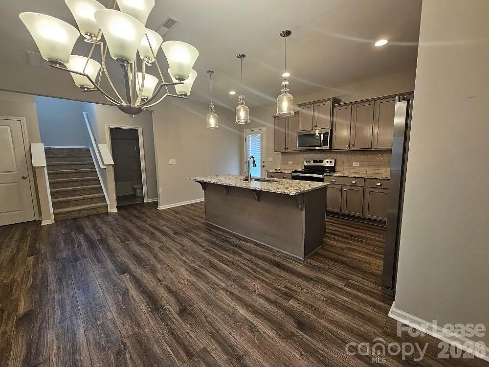 5 bed, 3.0 bath, 2091 sqft, $2,750 — Photo 4